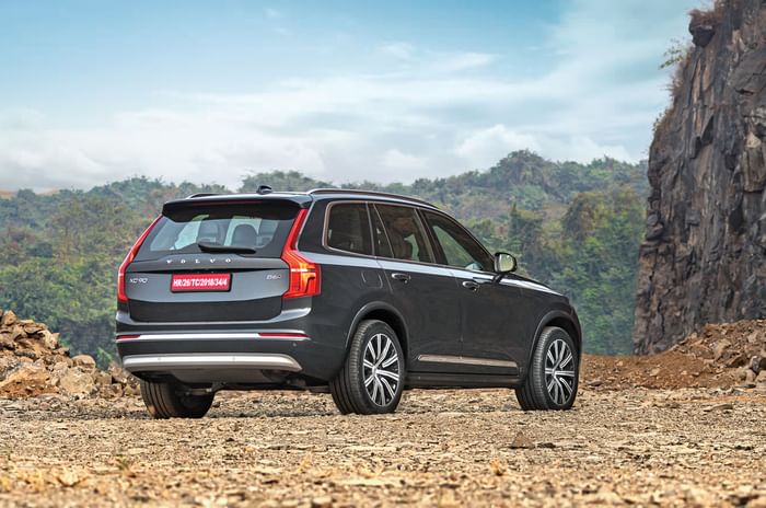 2022 Volvo XC90 B6 review, test drive Volvo XC90 B6 rear quarter